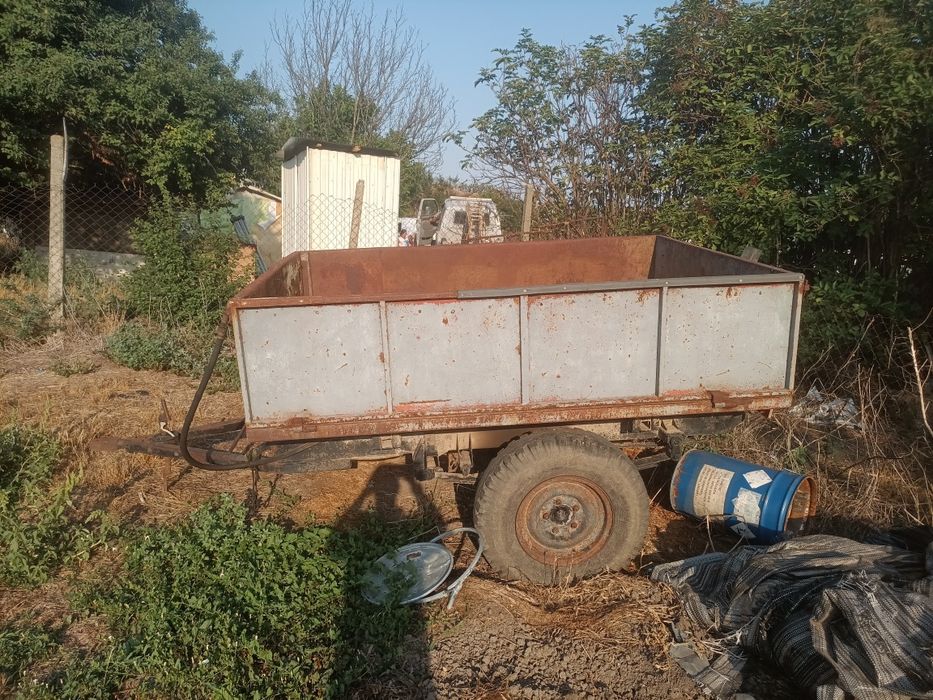 Продавам тракторно ремарке едноосово