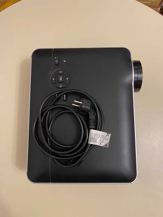 Proiector LED + Ecran Proiecție 120” – Perfect pentru Home Cinema