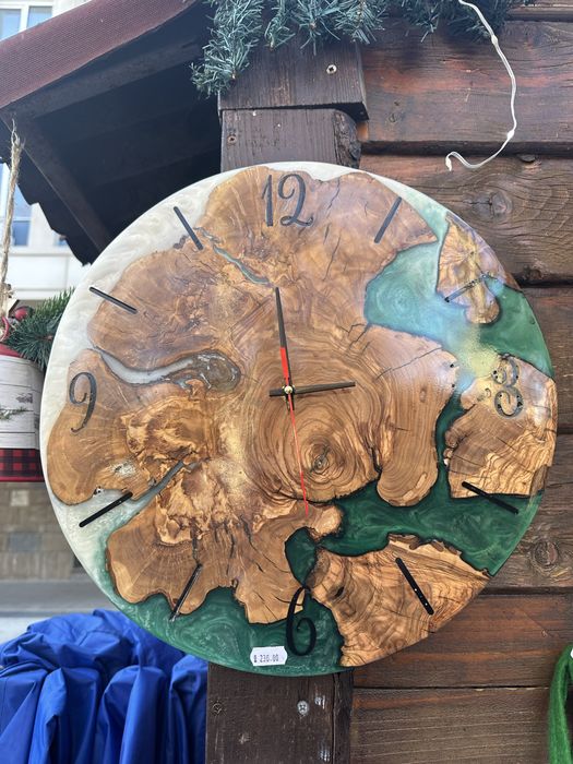 Часовник със епоксидна смола с дърво от маслина