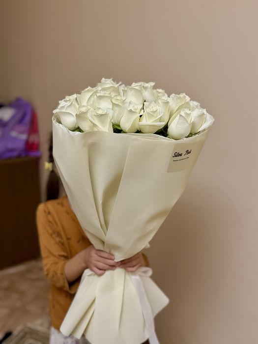 Большой букет белых роз