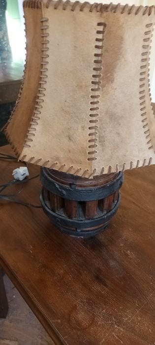 Lampa noptiera din lemn cu abajon din basica de vita starea bună