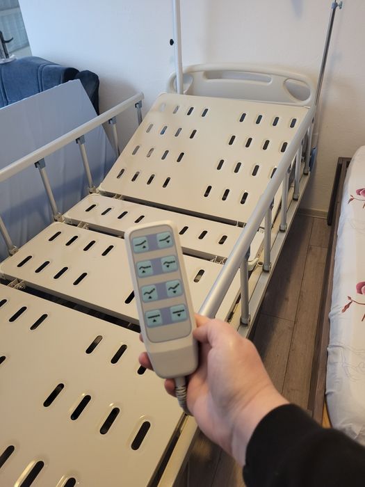 Vând pat de spital rabatabil profesional medical electric , însoțit de