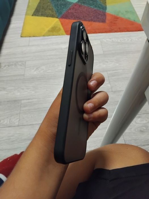 Vând husa pentru telefon iPhone 15 pro max si un ceas pentu copii