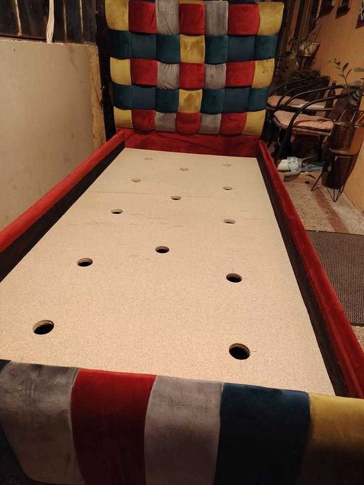 Pat de o persoana cu capat si margini tapitate