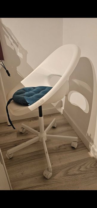 Voi vinde două scaune de la Ikea.