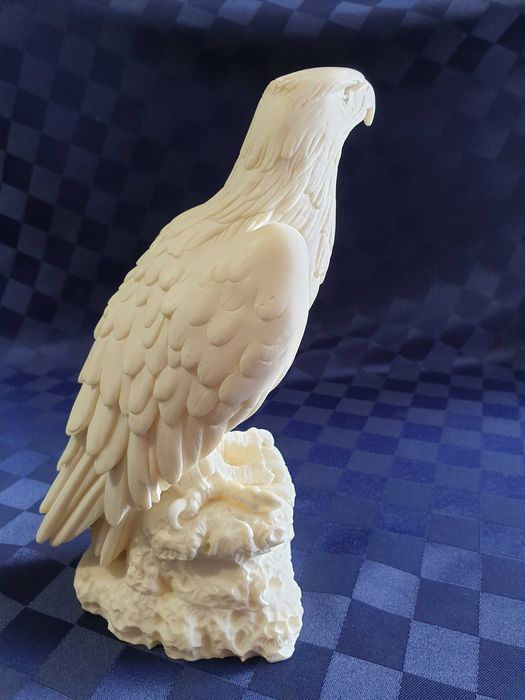 Масивна пластика на бял орел и Стар авторски акварел