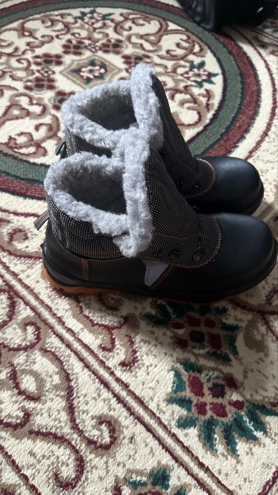 Продается спец обувь.