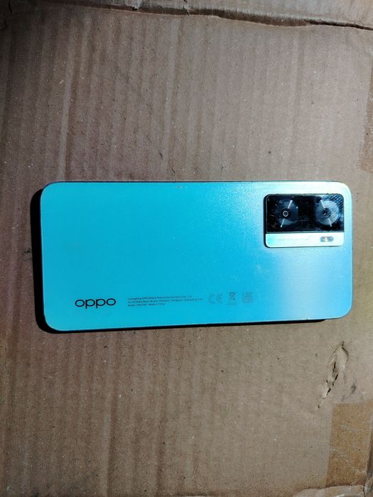 Oppo A77 cu display-ul defect (spart). Vibrează, se aud sunete. Pentru piese