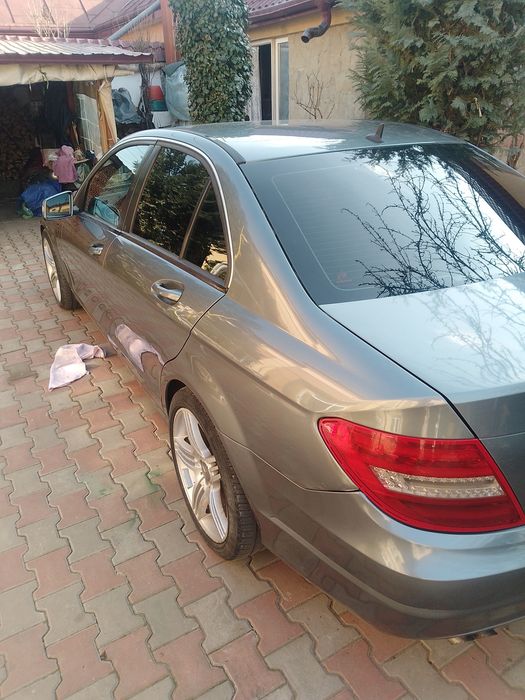 Vând Mercedes Benz 2011