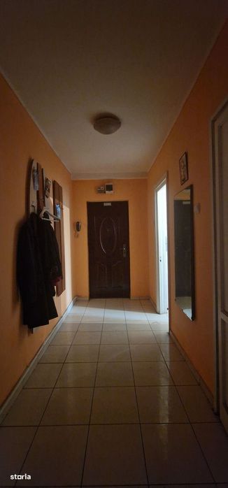 Trei camere etajul 1 , apartament Central.