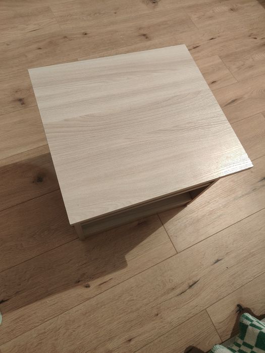 Продаю два стула и две тумбочки