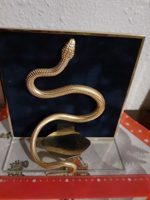 Suport cu sarpe din metal aurit pentru bijuteri