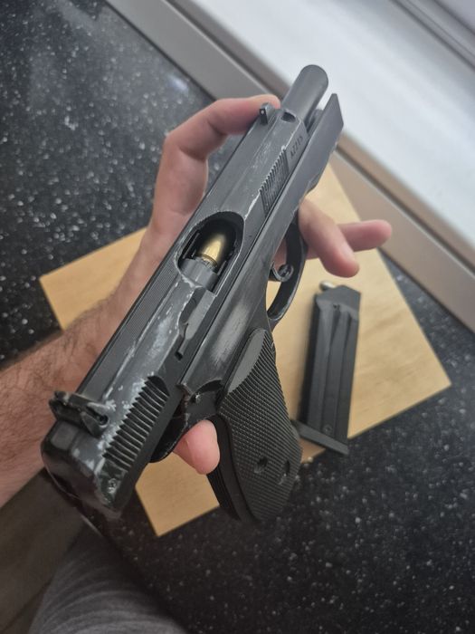 Machetă pistol (replică non-funcțională) – model tip CZ 75 compact
