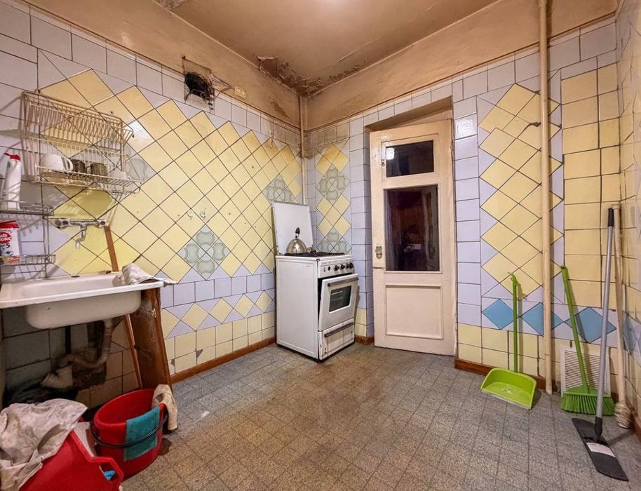 Продам срочно 4 ком на Максима Горького Бий 171 школа  Саехат