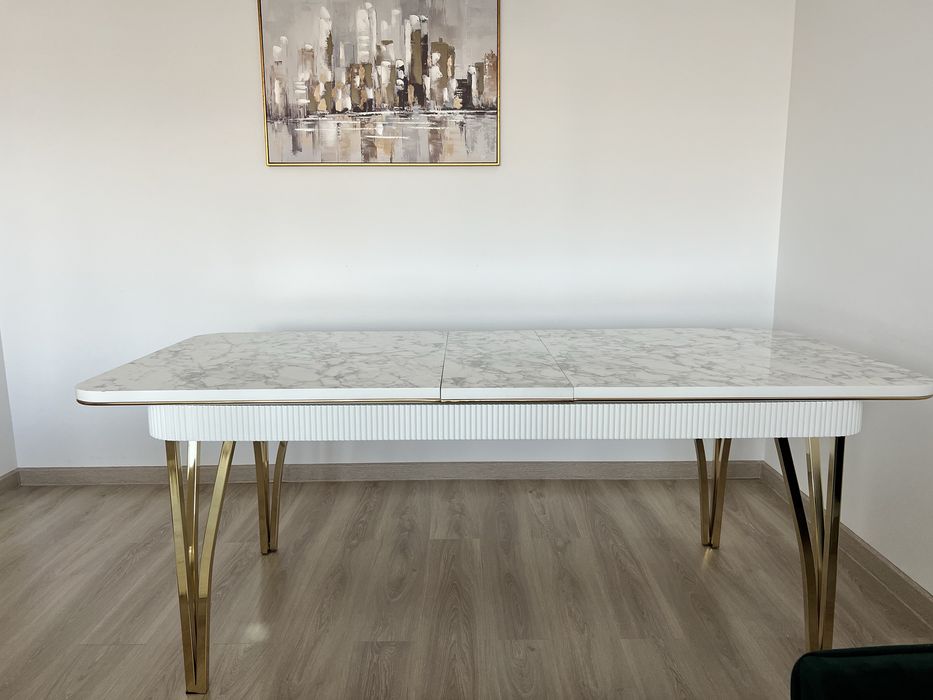 Masă dining extensibilă cu efect de marmură/auriu