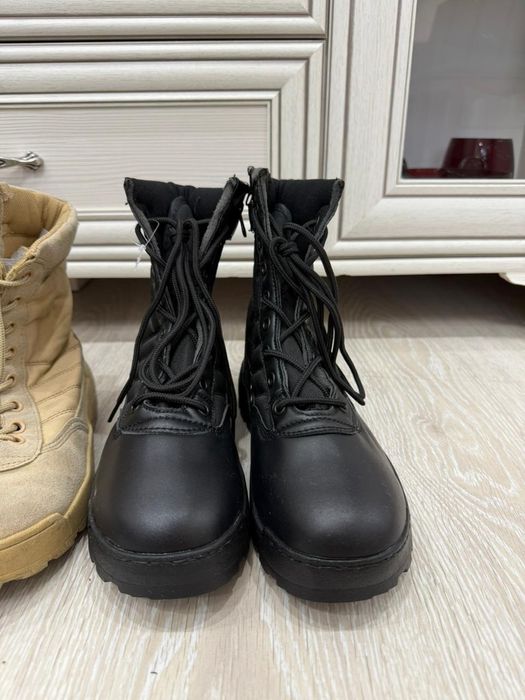 Берцы, белые 39, 40. Черные 40