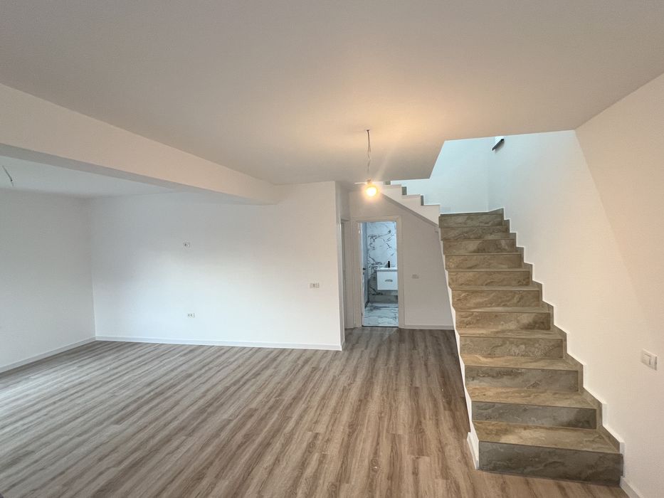 Casa de vanzare P+1E-1km de târgul săptămânal