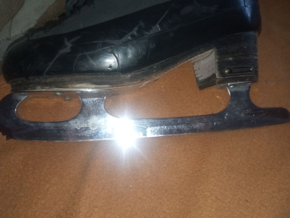 Продам  фигурные коньки