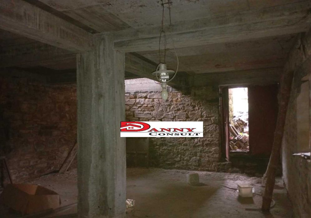 Двуетажна къща за продажба в гр. Плачковци