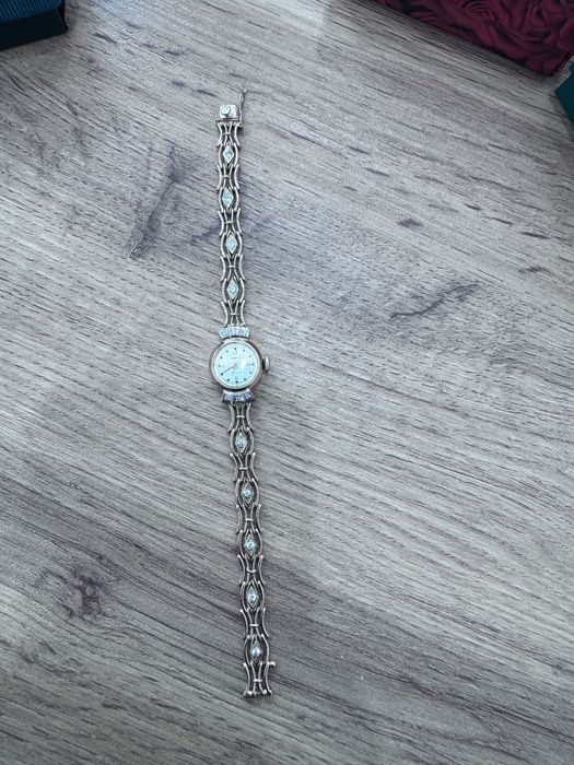 Золотые часы 585 проба с бриллиантами