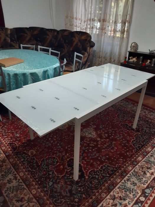 Vând masă de sticla culoare albă noua