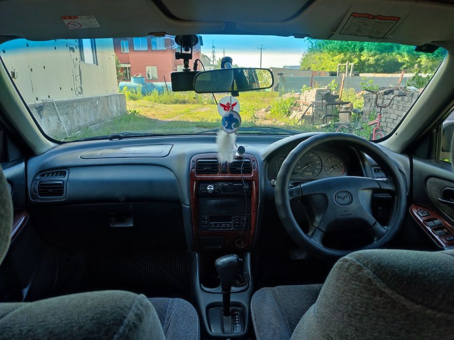 Легковая автомобил Мазда птичка