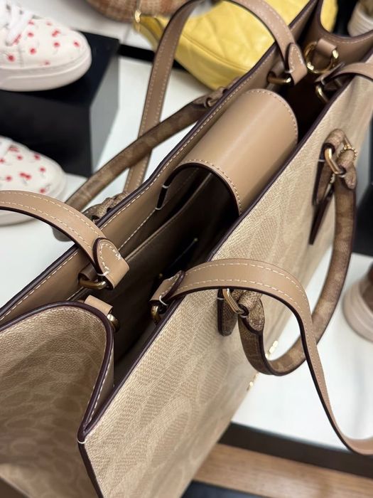 Чанта COACH Maggie Tote Bag In Blocked Signature Canvas Gold/Sand/Tan