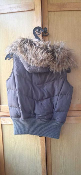 Жилет утеплённый с капюшоном