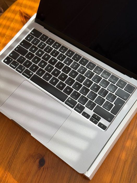 Перфектен MacBook Air 13 M2 / 8GB RAM / 256GB SSD / Space Gray