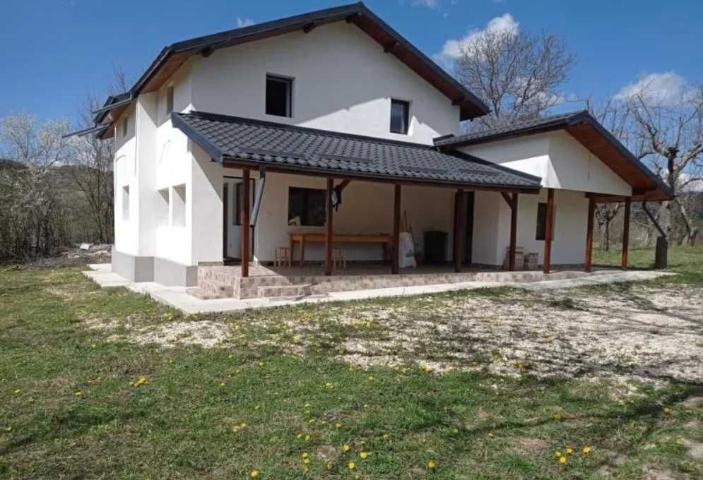 Casa de vanzare cu teren generos de 4700 mp
