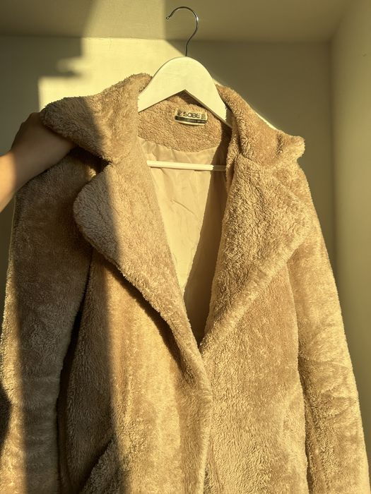 Пухкаво дамско бежаво палто