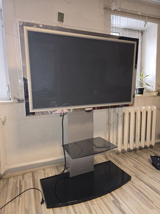 Телевизор " CONRAC"  с подставкой напольной