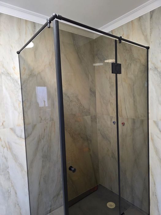 Execut:Cabine Duș, Paravane ,Oglinzi .