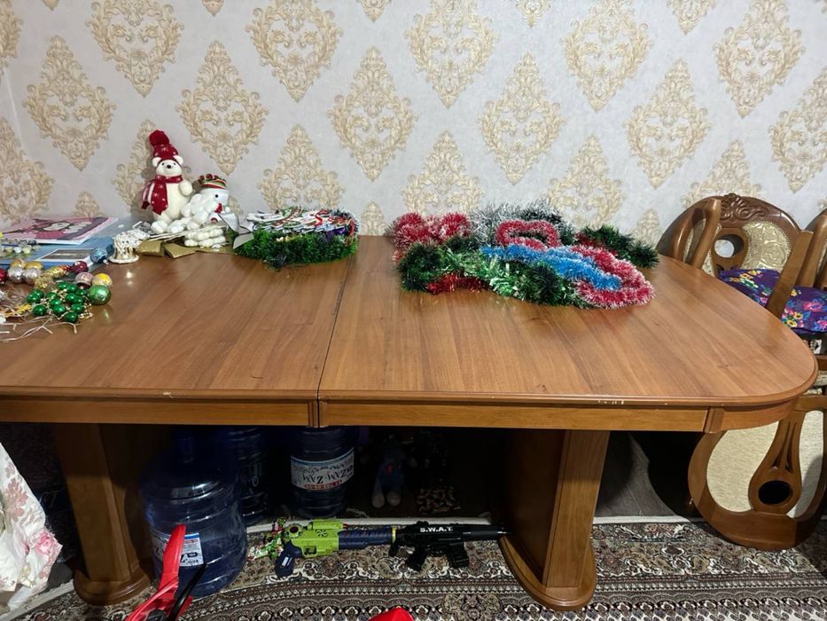 Мебель. Стол раздвижной, в комплекте 14 стульев.