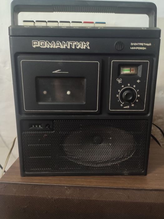 Продам советский магнитофон Романтик
