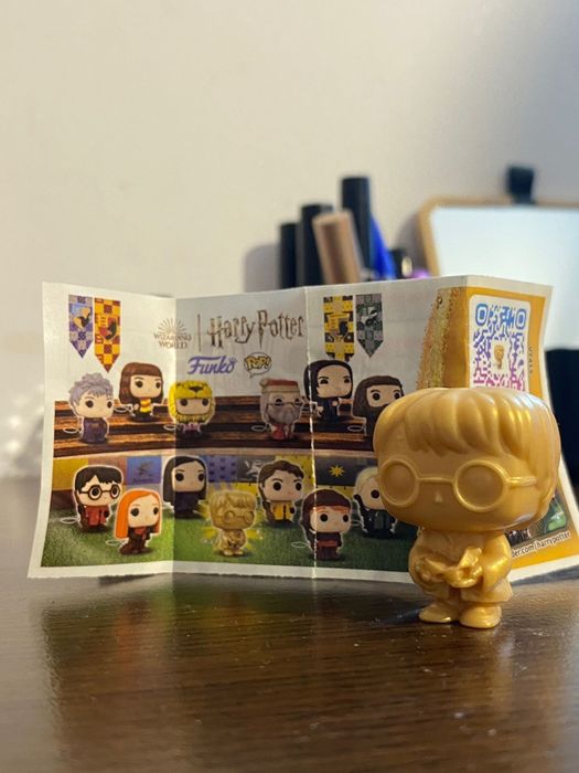 Figurina Harry Potter gold.