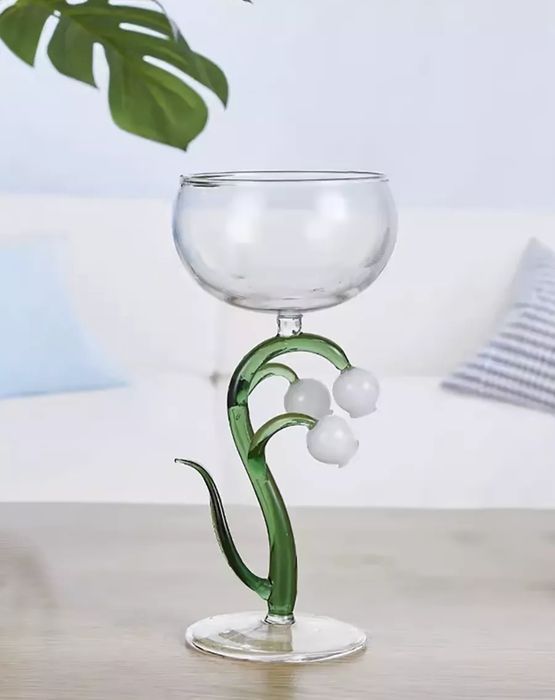 Изысканнык бокалы-креманки с роскошным дизайном ""ландышами""..
Выдувн