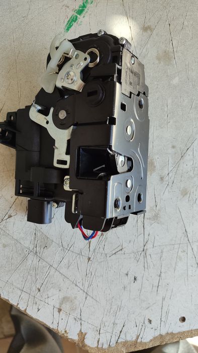 Замок двери задний правый.