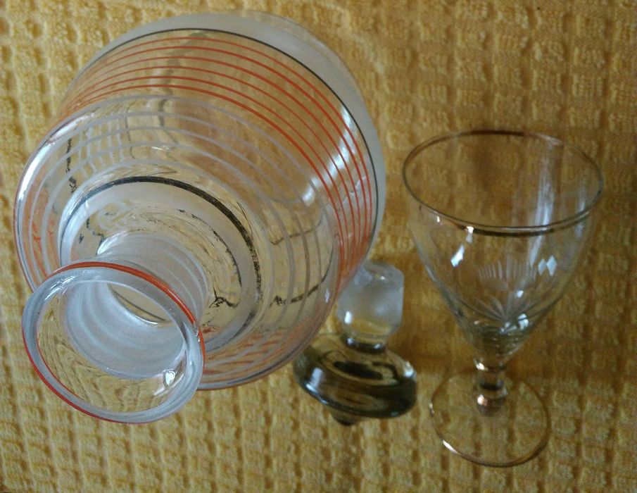 Стъклени каничка и шише с чашки за алкохол