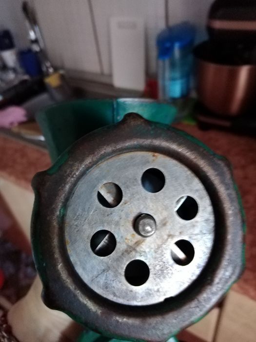 Vind mașina de tocat carne în stare foarte bună de funcționare