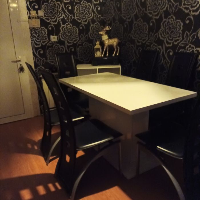 Продавам шест броя трапезни столове много запазени!