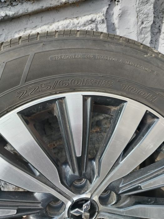 Продам оригинальные диски с шинами.