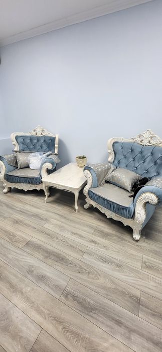 Продам два кресла и шторы срочно