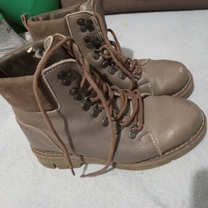 Vând bocanci din piele,blăniți, Nr 37 preț 45 lei