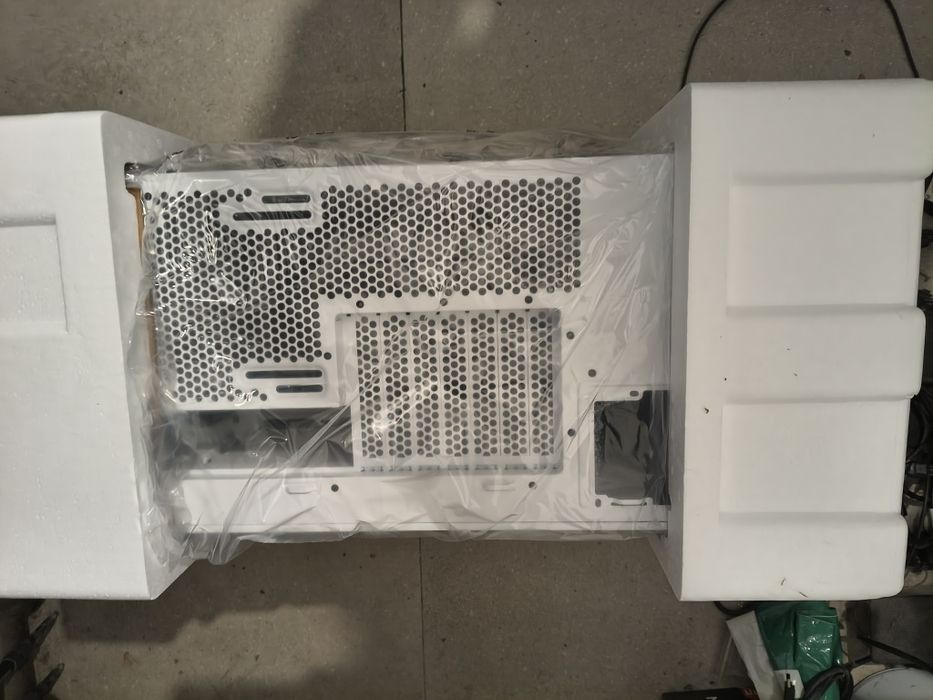 vand carcasa noua la cutie nzxt h7 flow 2024 alba full box