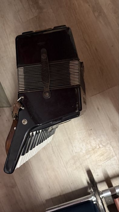 Продавам Акордеон Royal Standard