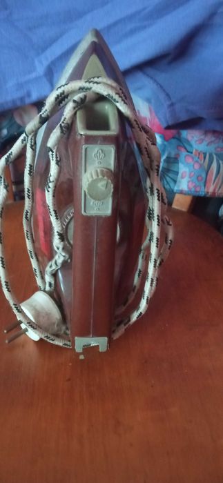 Доска гладильная и утюг