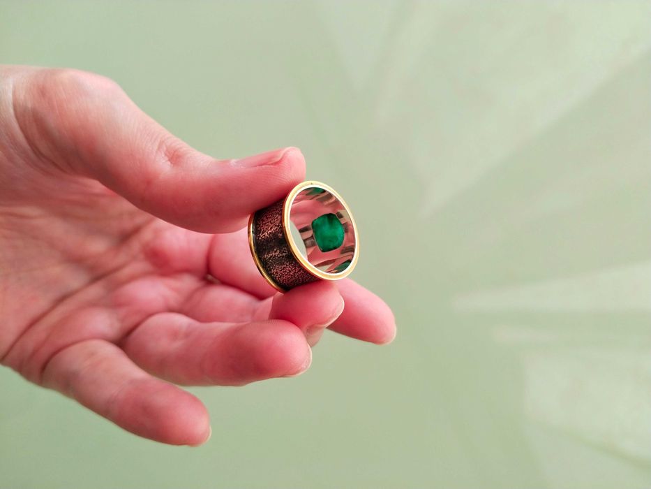 Серебряное кольцо с натуральным изумрудом