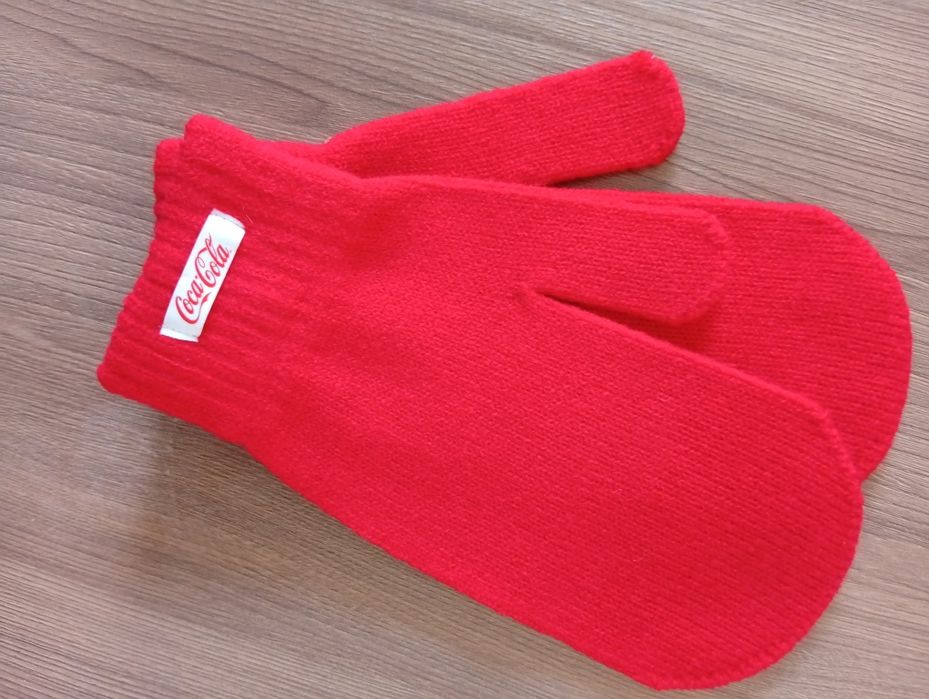 Фирменные перчатки и шапка