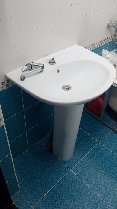 Продам раковину с ножкой (тюльпан)